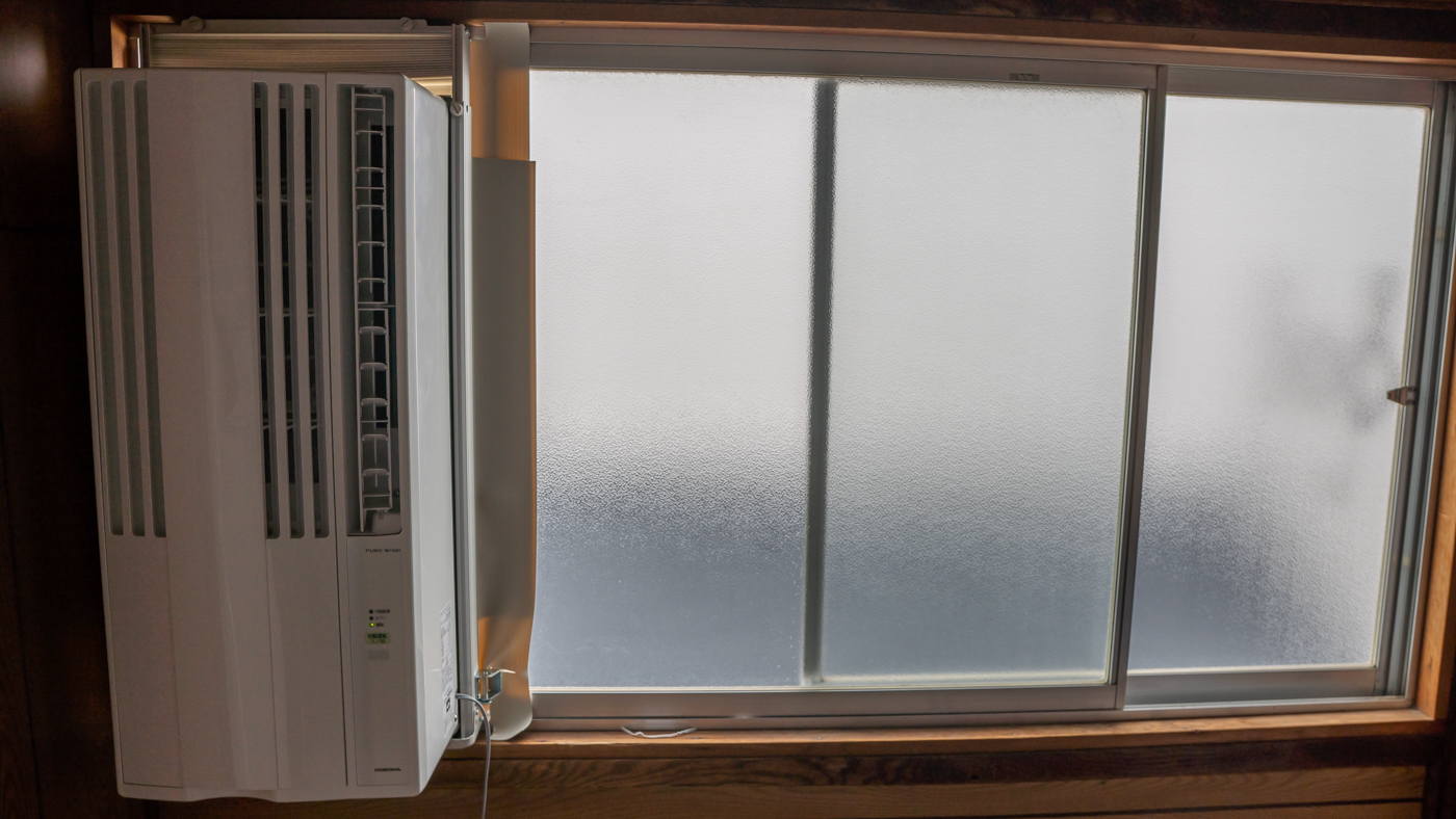 ウインドエアコン】コロナ窓用エアコンの超簡単取り付け方法【メリット・デメリット】 | オモカゲEXPO